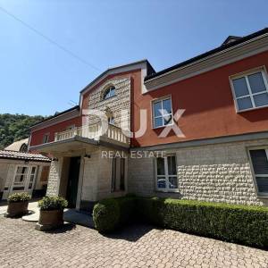 SAMOBOR, CENTAR - prekrasna kuća s velikom okućnicom!
