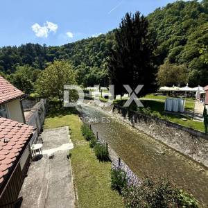 SAMOBOR, CENTAR - prekrasna kuća s velikom okućnicom!