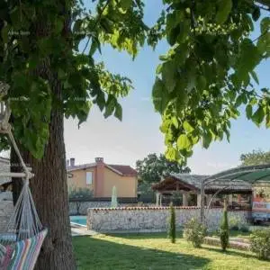 Samostojeća kamena kuća s bazenom, 2 stana,  Juršići