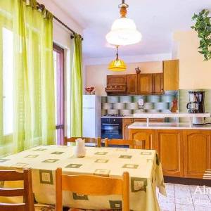 Samostojeća kuća s  uređenom okućnicom