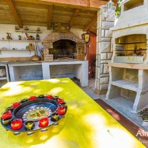 Samostojeća kuća s  uređenom okućnicom