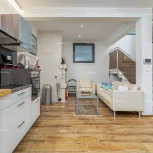 Samostojeća , moderna vila sa bazenom, liftom. 100 m od Aleje maslina.