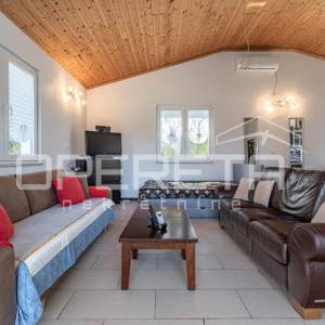 Samostojeca prizmenica 84 m2 kod Valture okružena zelenilom