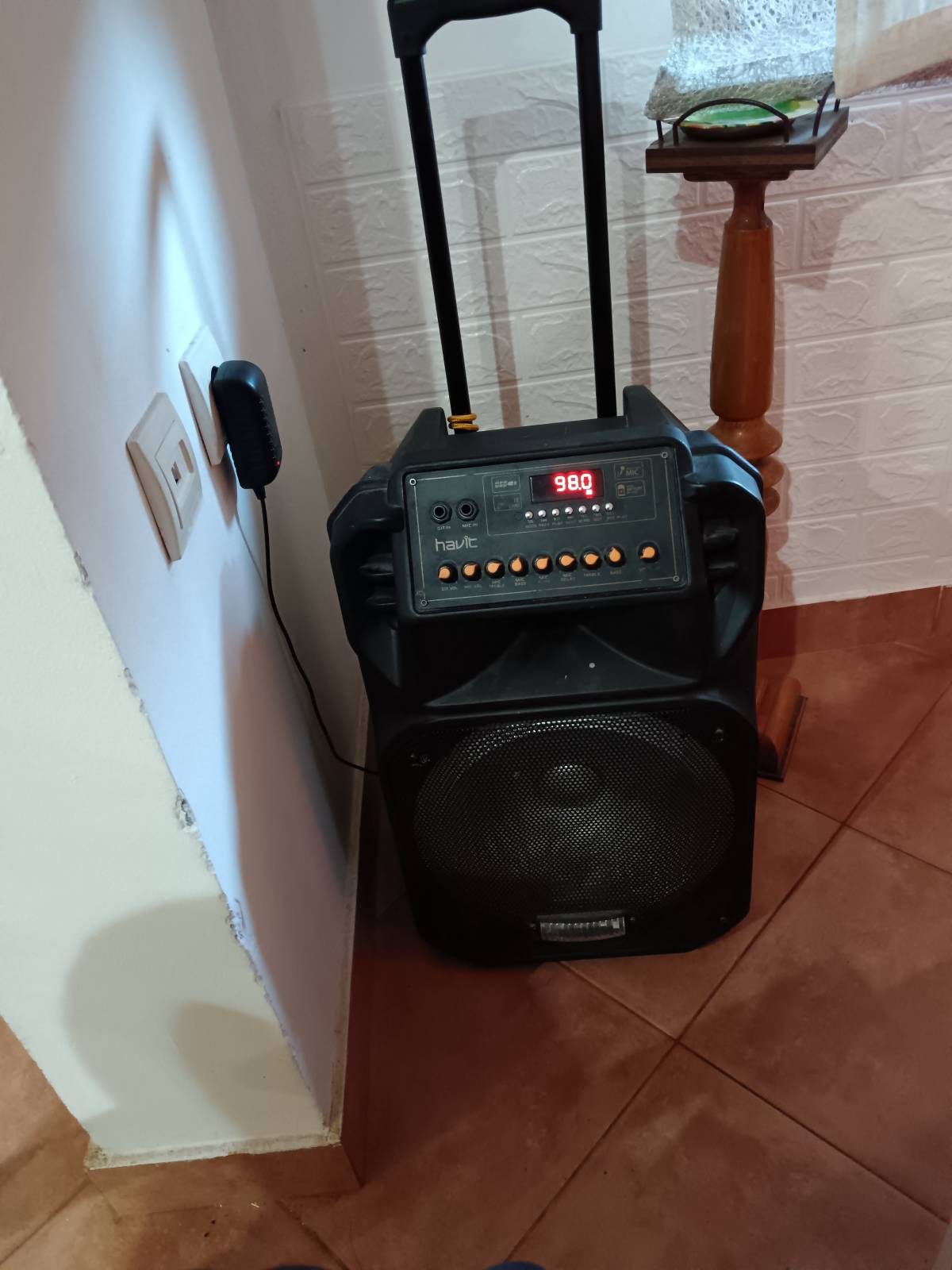 samostojeći zvučnik sa priključkom za gitaru