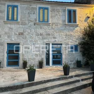 Šarmantna garsonjera s terasom na Korčuli