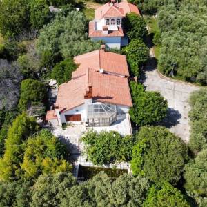 Savršen mir i potencijal: nekretnina s 12 spavaćih soba, bazenom i prekrasnim pogledom na more u Pomeru