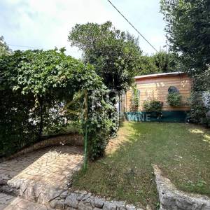 Selce, kvalitetna kuća s 3 stana, 200m od mora