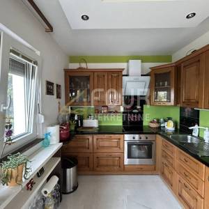 Selce, kvalitetna kuća s 3 stana, 200m od mora