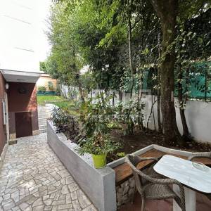 Selce, kvalitetna kuća s 3 stana, 200m od mora