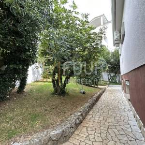 Selce, kvalitetna kuća s 3 stana, 200m od mora