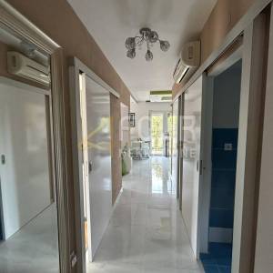 Selce, kvalitetna kuća s 3 stana, 200m od mora