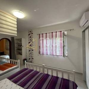 Selce, kvalitetna kuća s 3 stana, 200m od mora