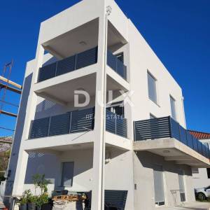 SELINE, ZADAR - TOP PRILIKA! Novoizgrađena kuća s 3 velika stana