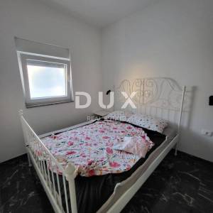 SELINE, ZADAR - TOP PRILIKA! Novoizgrađena kuća s 3 velika stana