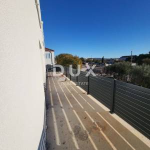 SELINE, ZADAR - TOP PRILIKA! Novoizgrađena kuća s 3 velika stana