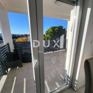 SELINE, ZADAR - TOP PRILIKA! Novoizgrađena kuća s 3 velika stana