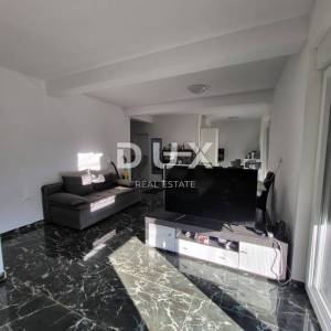 SELINE, ZADAR - TOP PRILIKA! Novoizgrađena kuća s 3 velika stana