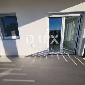 SELINE, ZADAR - TOP PRILIKA! Novoizgrađena kuća s 3 velika stana