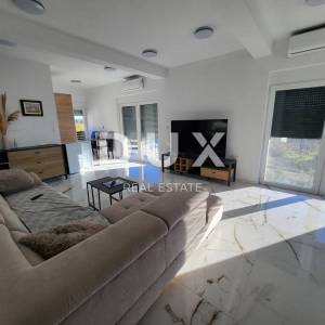 SELINE, ZADAR - TOP PRILIKA! Novoizgrađena kuća s 3 velika stana