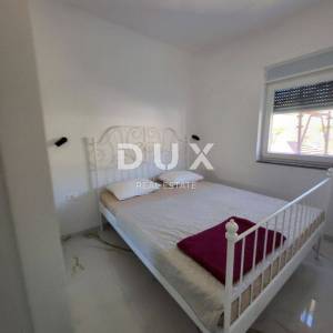 SELINE, ZADAR - TOP PRILIKA! Novoizgrađena kuća s 3 velika stana