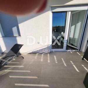 SELINE, ZADAR - TOP PRILIKA! Novoizgrađena kuća s 3 velika stana