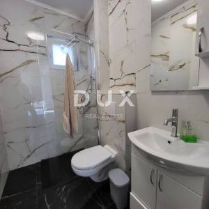 SELINE, ZADAR - TOP PRILIKA! Novoizgrađena kuća s 3 velika stana