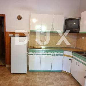 SENJ - Kuća sa prostranom okućnicom