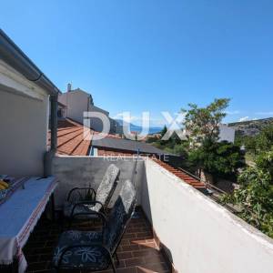 SENJ, STINICA, stan s garažom na prvom katu, balkon, pogled more 