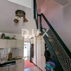 SENJ, STINICA, stan s garažom na prvom katu, balkon, pogled more 