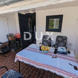 SENJ, STINICA, stan s garažom na prvom katu, balkon, pogled more 