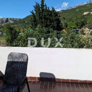 SENJ, STINICA, stan s garažom na prvom katu, balkon, pogled more 