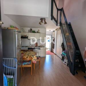 SENJ, STINICA, stan s garažom na prvom katu, balkon, pogled more 