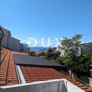 SENJ, STINICA, stan s garažom na prvom katu, balkon, pogled more 