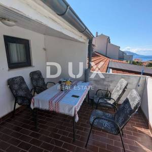 SENJ, STINICA, stan s garažom na prvom katu, balkon, pogled more 