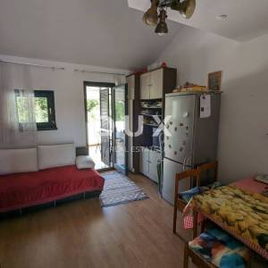 SENJ, STINICA, stan s garažom na prvom katu, balkon, pogled more 