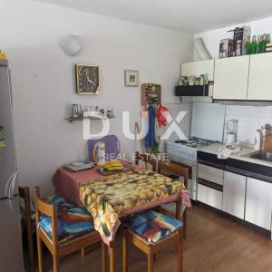 SENJ, STINICA, stan s garažom na prvom katu, balkon, pogled more 