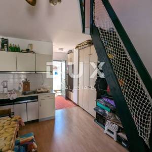 SENJ, STINICA, stan s garažom na prvom katu, balkon, pogled more 