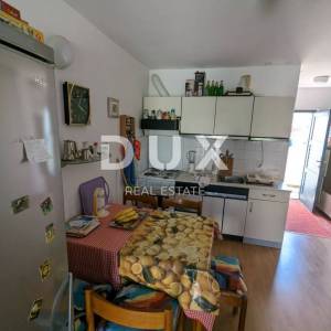 SENJ, STINICA, stan s garažom na prvom katu, balkon, pogled more 