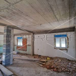 Seosko imanje, kuća s 3 gospodarska objekta, okućnica, Brinje, 235 m2