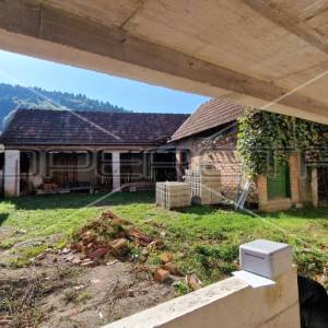 Seosko imanje, kuća s 3 gospodarska objekta, okućnica, Brinje, 235 m2