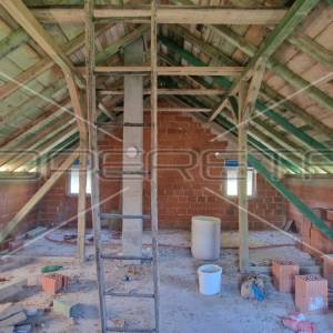 Seosko imanje, kuća s 3 gospodarska objekta, okućnica, Brinje, 235 m2