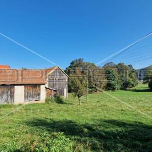 Seosko imanje, kuća s 3 gospodarska objekta, okućnica, Brinje, 235 m2