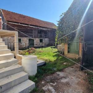 Seosko imanje, kuća s 3 gospodarska objekta, okućnica, Brinje, 235 m2