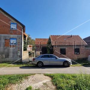 Seosko imanje, kuća s 3 gospodarska objekta, okućnica, Brinje, 235 m2