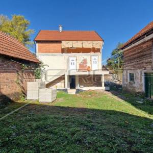 Seosko imanje, kuća s 3 gospodarska objekta, okućnica, Brinje, 235 m2