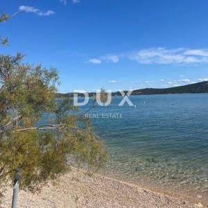 ŠIBENIK, BETINA - Luksuzni stan u novogradnji prvi red do mora