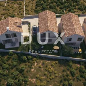 ŠIBENIK, BRODARICA - Predivna triplex kuća s dvorištem na mirnoj lokaciji S3