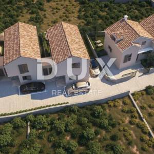 ŠIBENIK, BRODARICA - Predivna triplex kuća s dvorištem na mirnoj lokaciji S3
