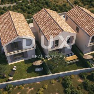ŠIBENIK, BRODARICA - Predivna triplex kuća s dvorištem na mirnoj lokaciji S1