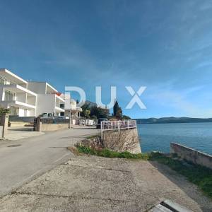 ŠIBENIK, BRODARICA - Stan s vrtom u novogradnji I. red do mora